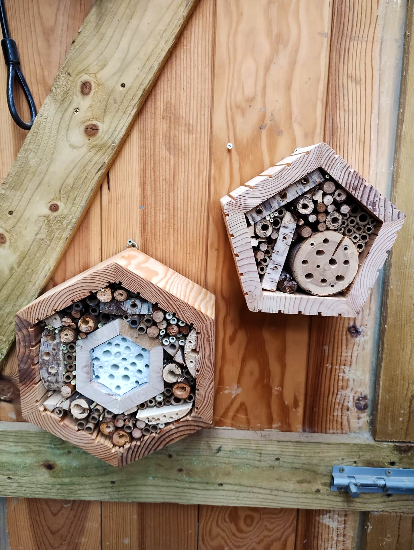 Honeycomb Bee Hotel with Clay Interior - Ideal for Mason Bees and Bumblebees